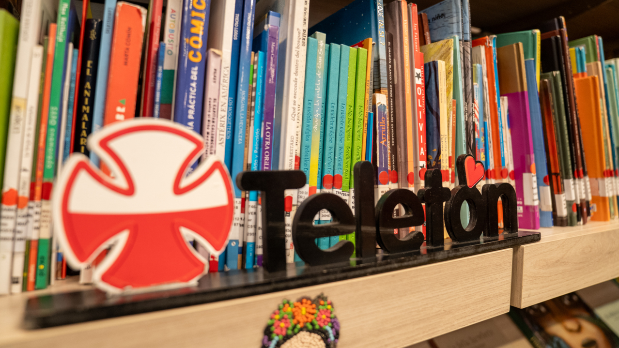 teleton recibe donacion de 4 mil libros por la corporacion del libro y la lectura
